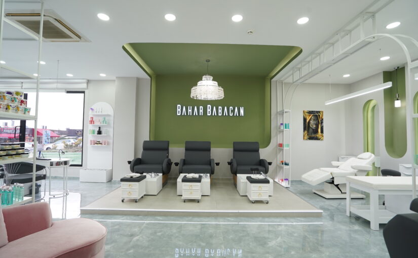 Pedikürebereich im Bahar Babacan Beauty Center mit modernen Fußpflege-Sesseln und exklusivem Studioambiente.