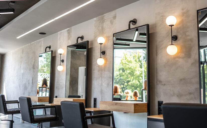 Moderne Friseureinrichtung mit hochwertigem Lichtkonzept und individuellem Salon Design