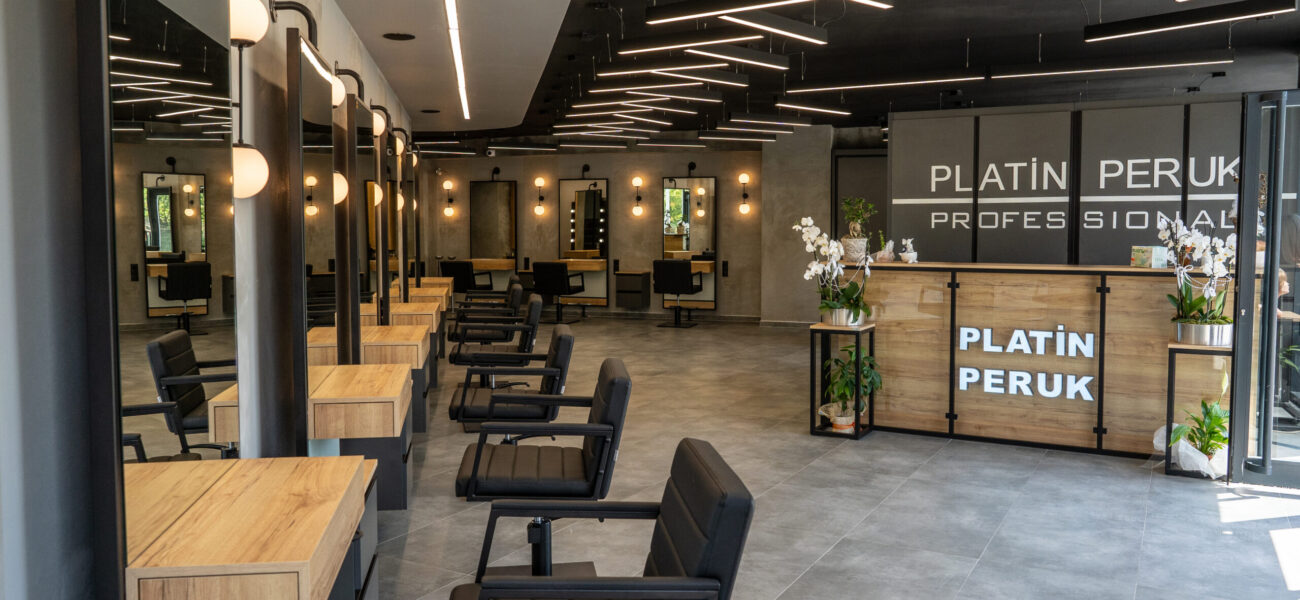 Empfangsbereich und Kundenbereich in hochwertiger Friseursaloneinrichtung
