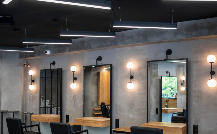 Moderne Friseursaloneinrichtung mit maßgefertigten Bedienplätzen von Italia Cosmetic