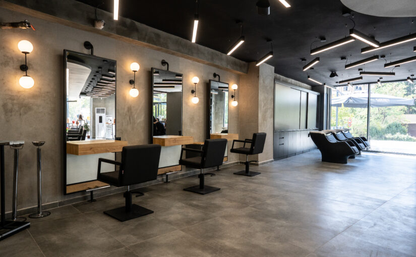 Premium Friseureinrichtung mit maßgeschneiderter Salonplanung und Design