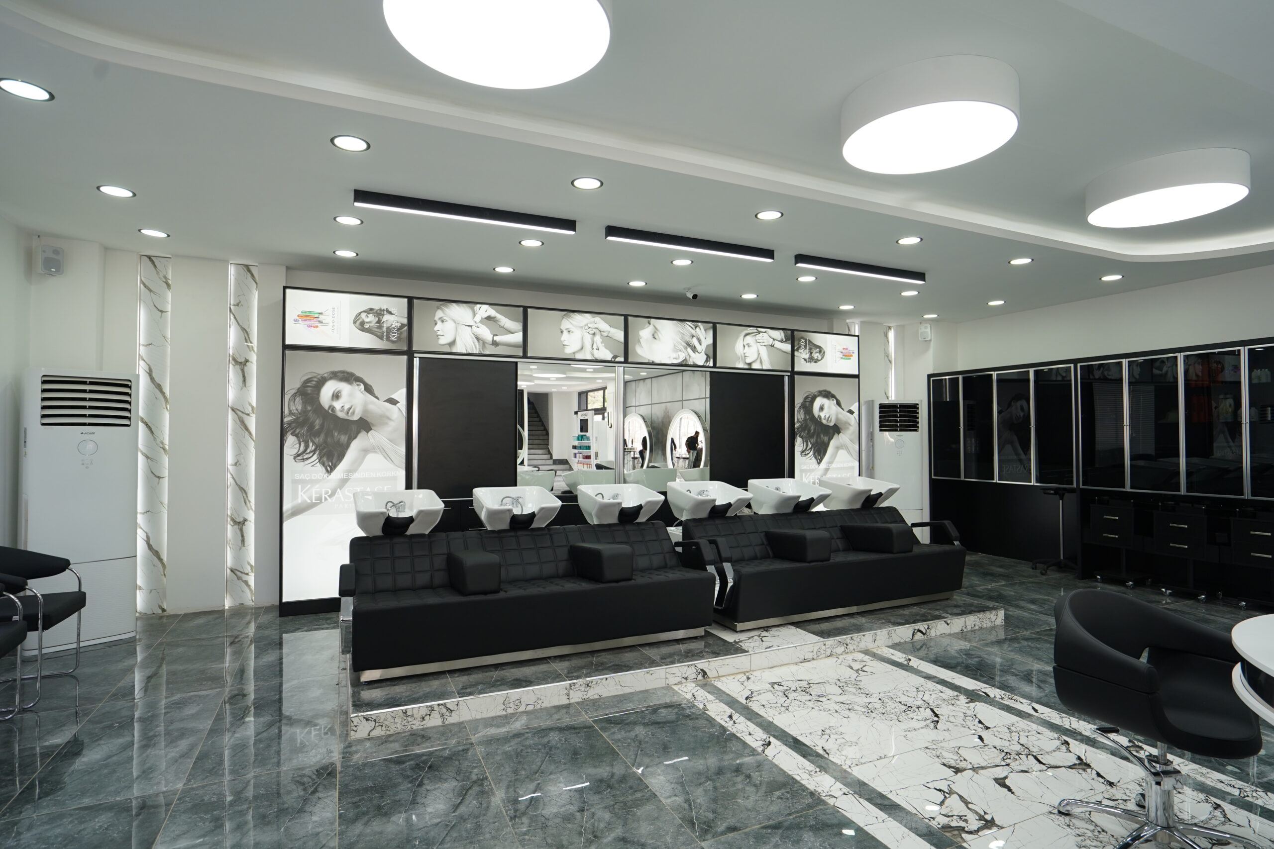 premium-friseursalon-waschbereich-mit-luxus-haarwaschliegen.jpg Moderner Friseursalon Waschbereich mit hochwertigen Haarwaschplätzen und luxuriösem Interior Design