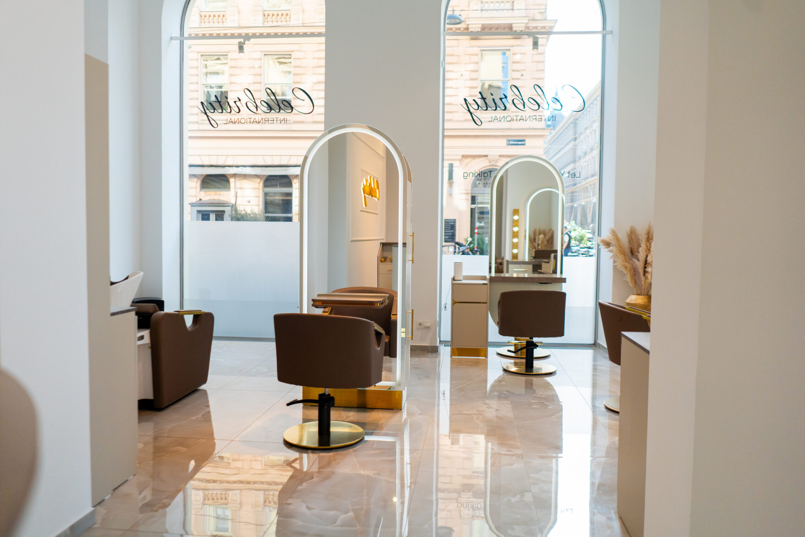Luxuriöses Friseursalon Projekt für Celebrity Hairlounge in Wien mit 2D/3D Planung, individuellem Innendesign, maßgefertigter Einrichtung und schlüsselfertiger Umsetzung durch Italia Cosmetic.