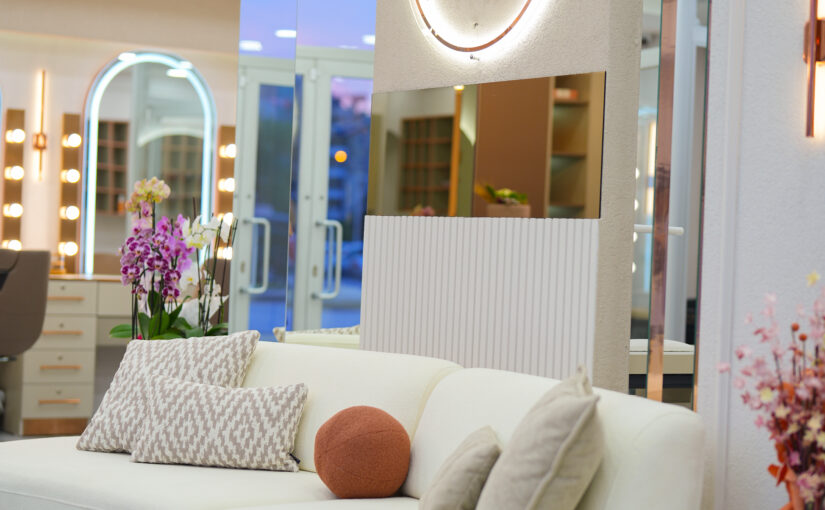 Luxuriöser Wartebereich mit Lounge Möbeln als Teil einer exklusiven Salon- und Beauty Einrichtung.