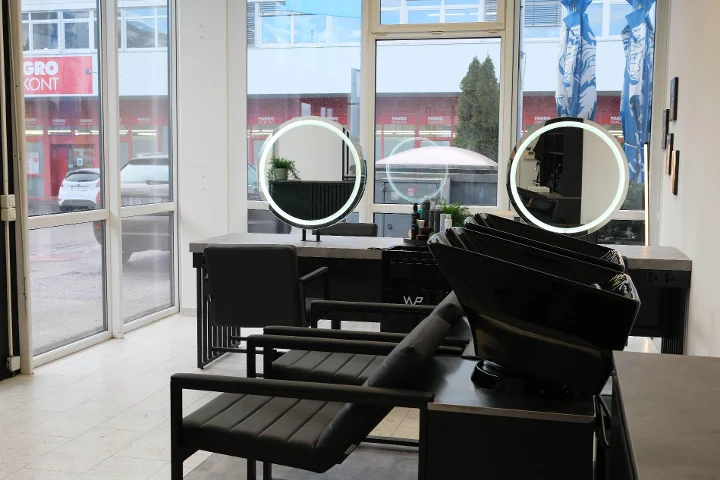 Modernes Friseursalon Projekt für Friseur Trend Jäger in Salzburg mit individueller 2D Planung, maßgefertigter Saloneinrichtung und professioneller Umsetzung durch Italia Cosmetic.