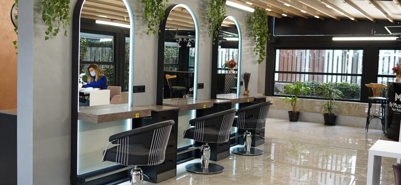 Schlüsselfertige Beautysalon und Friseursalon Einrichtung in Österreich mit individueller Planung, Produktion und Montage.