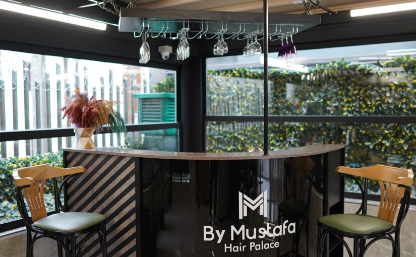 Schlüsselfertig realisierte Friseursalon Einrichtung in Wien mit individuell geplantem Barbereich und maßgefertigter Beautysalon Einrichtung.