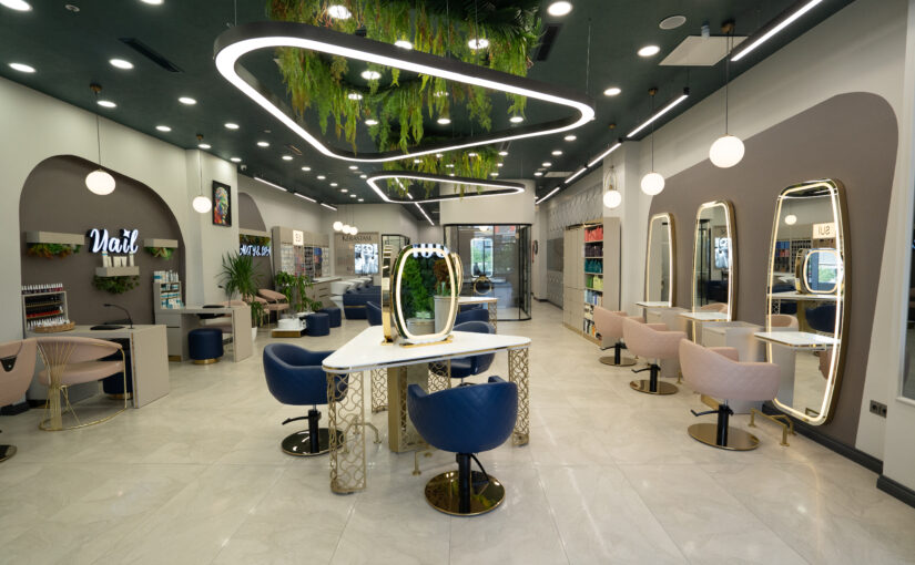 Luxuriöse Friseureinrichtung mit modernen Stylingtischen und Designbeleuchtung
