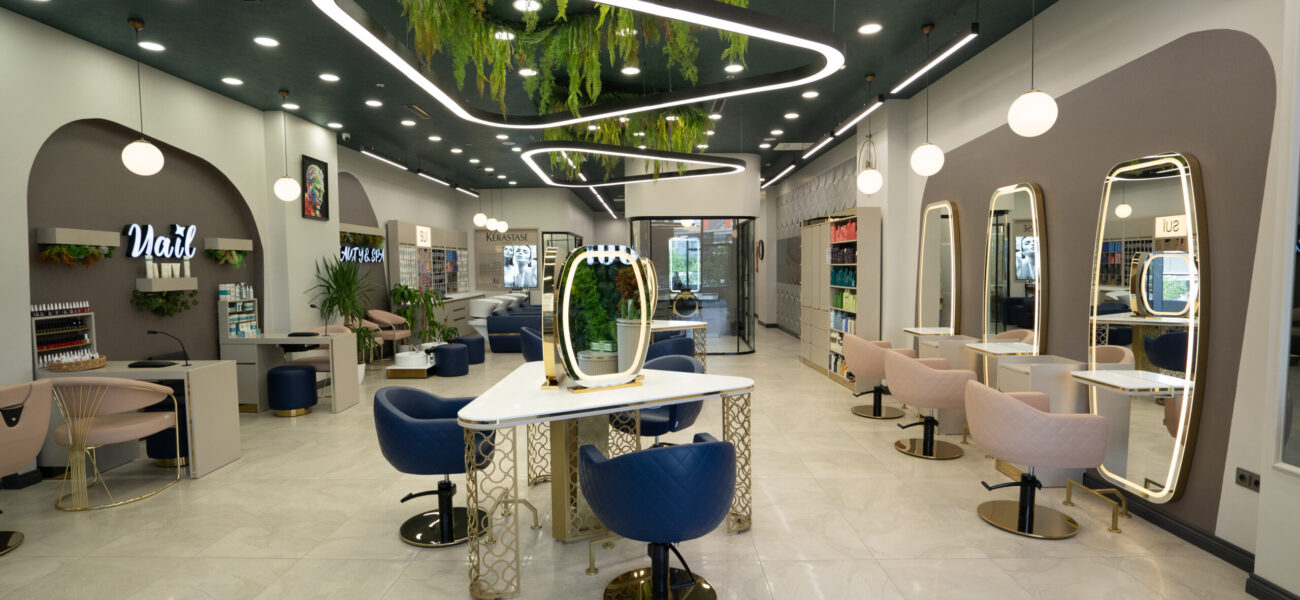 Luxuriöse Friseureinrichtung mit modernen Stylingtischen und Designbeleuchtung