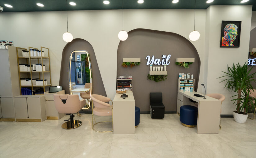 Moderner Nail-Bereich mit eleganten Arbeitsplätzen und dekorativen Details