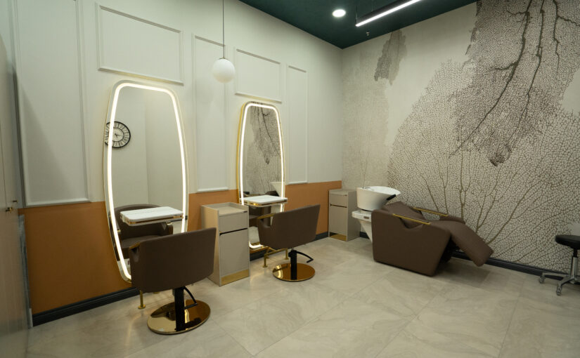 Privater Waschbereich mit modernen Friseurstühlen im Referenzprojekt SUI Salon