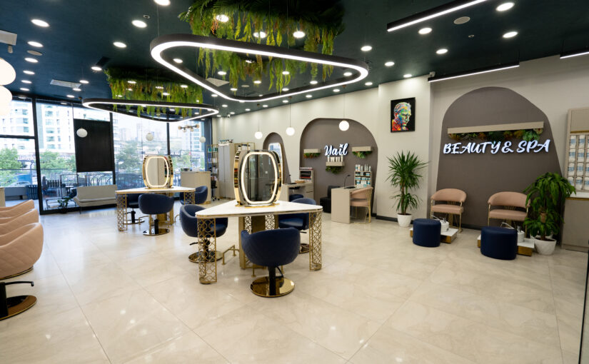 Hochwertige Spiegelplätze und Stylingstationen im modernen Friseursalon