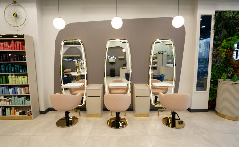 Moderne Stylingplätze mit beleuchteten Spiegeln im Beauty Salon