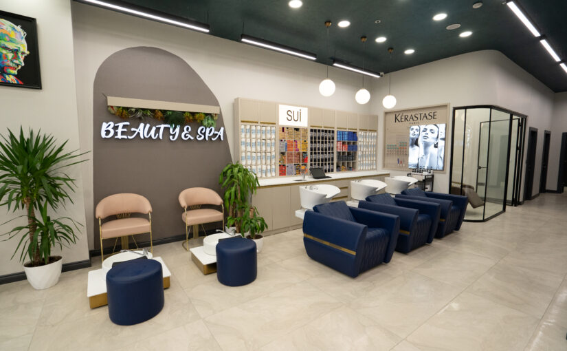 Waschbereich mit professioneller Produktwand und Beauty-&-Spa-Bereich