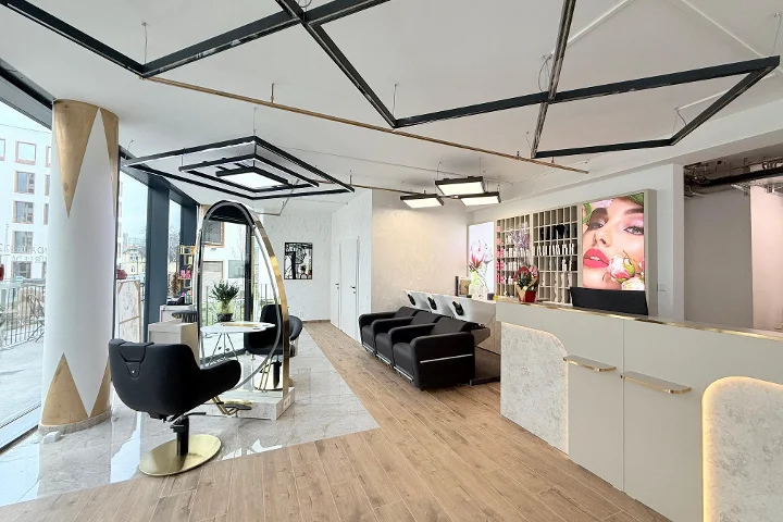Komplett umgesetzter VIP Style Friseursalon in Wien mit moderner Innenarchitektur und Friseureinrichtung